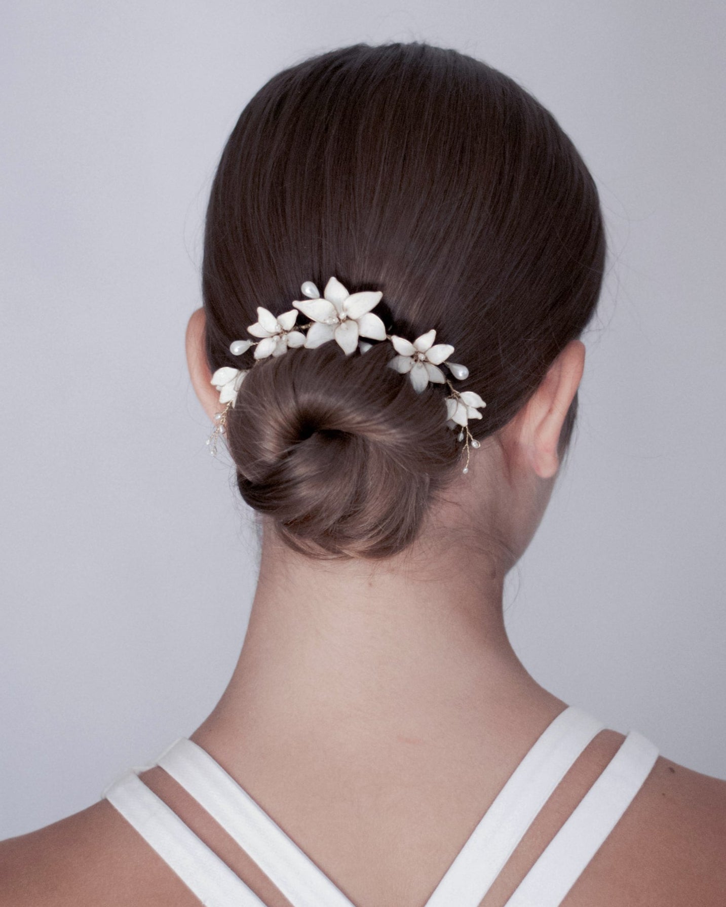 Fermaglio sposa con fiori bianchi per raccolti eleganti, freschi e leggeri.