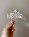 Fermaglio con fiori di ciliegio rosa, per spose che amano i dettagli femminili e romantici.
