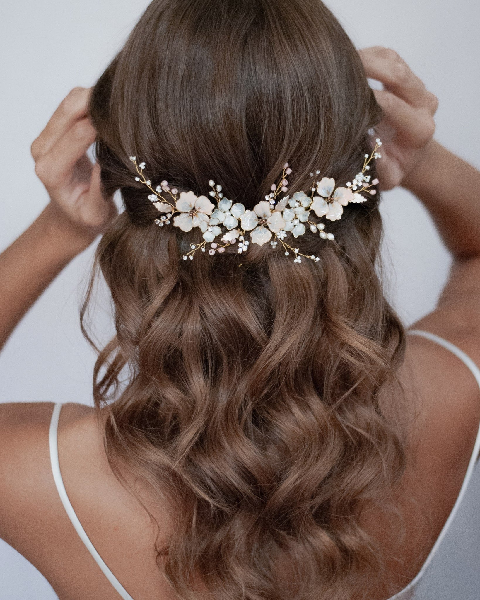 Fermaglio sposa con fiori rosa e lavanda, ideale per un tocco floreale romantico e fresco.