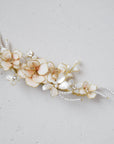 Fermaglio da sposa con fiori rosa e madreperla, perfetto per acconciature chic.