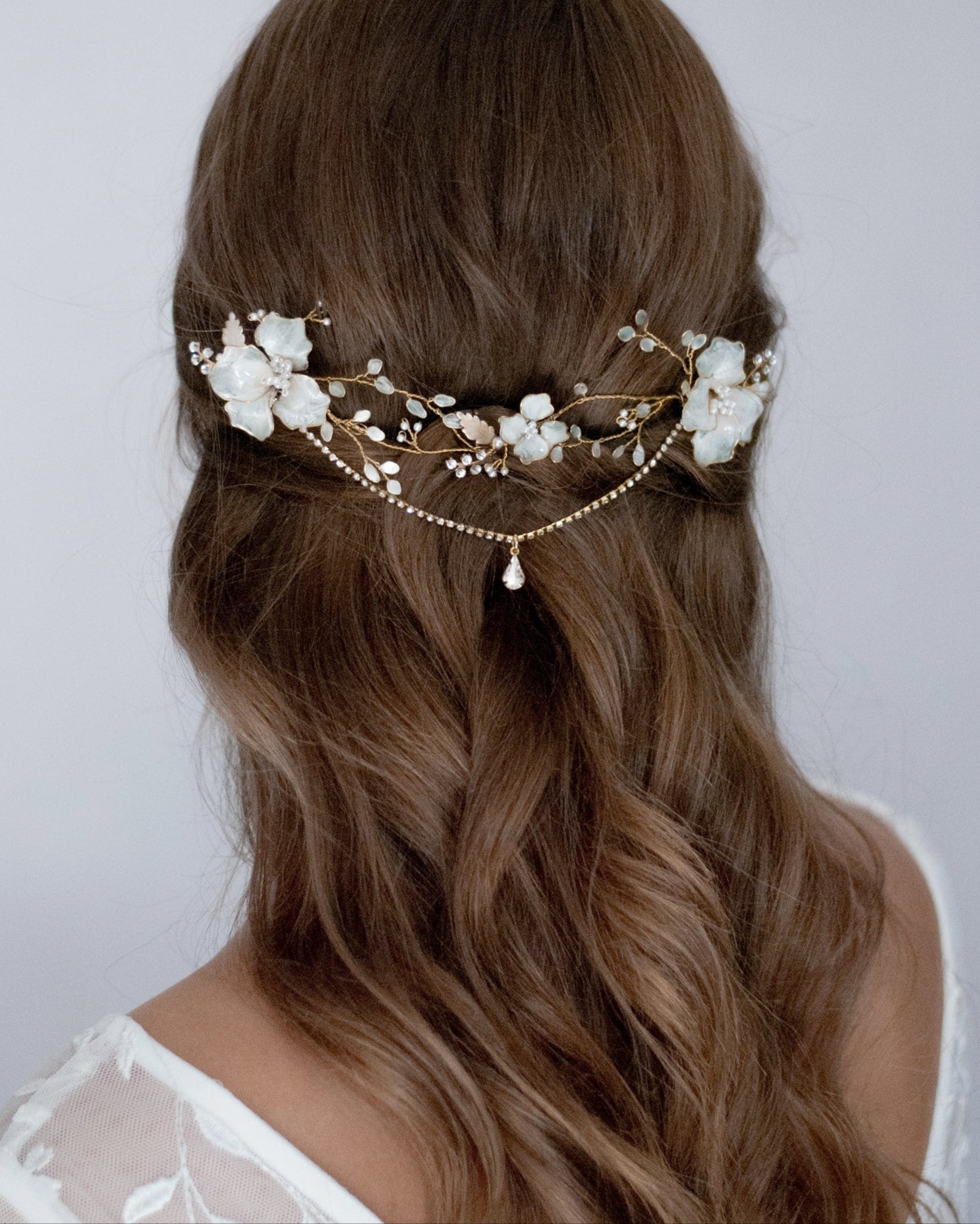 Fermaglio intrecciato con fiori di luna, elegante e floreale, ideale per look sposa luminosi.