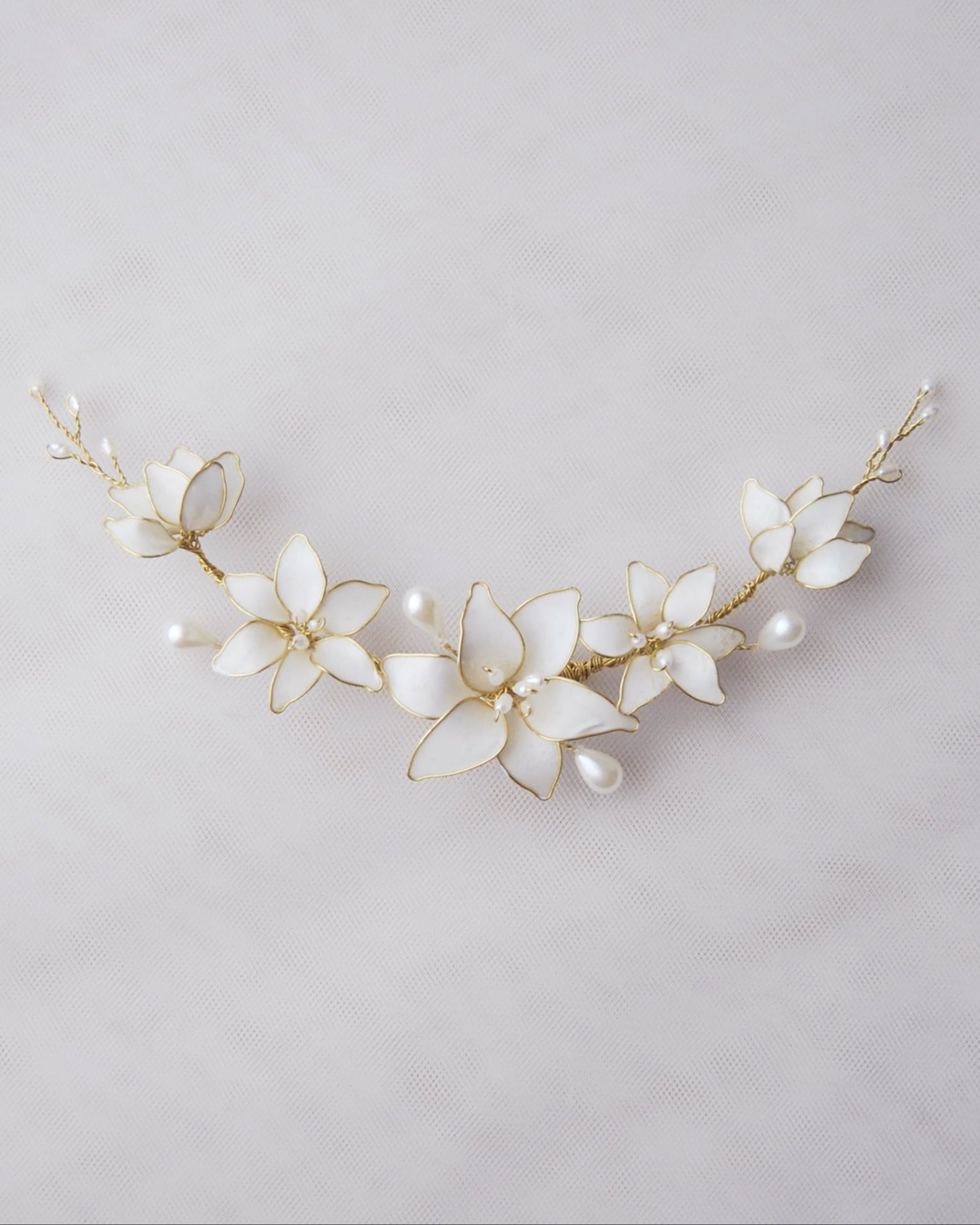 Fermaglio sposa elegante con fiori bianchi ispirati al lilium, per look semplici ma raffinati.