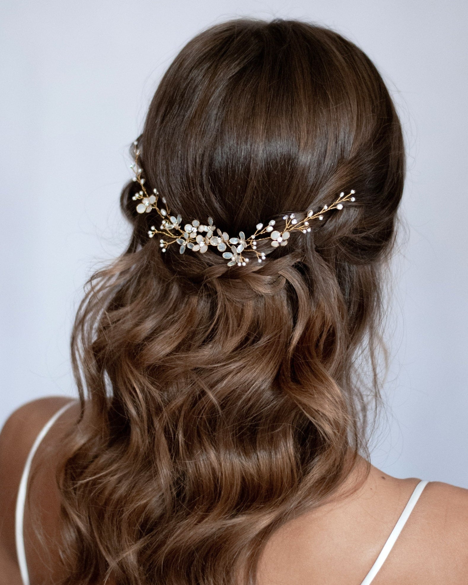Accessorio sposa raffinato con perle, fiorellini e dettagli brillanti per acconciature sofisticate.