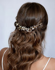 Accessorio sposa raffinato con perle, fiorellini e dettagli brillanti per acconciature sofisticate.