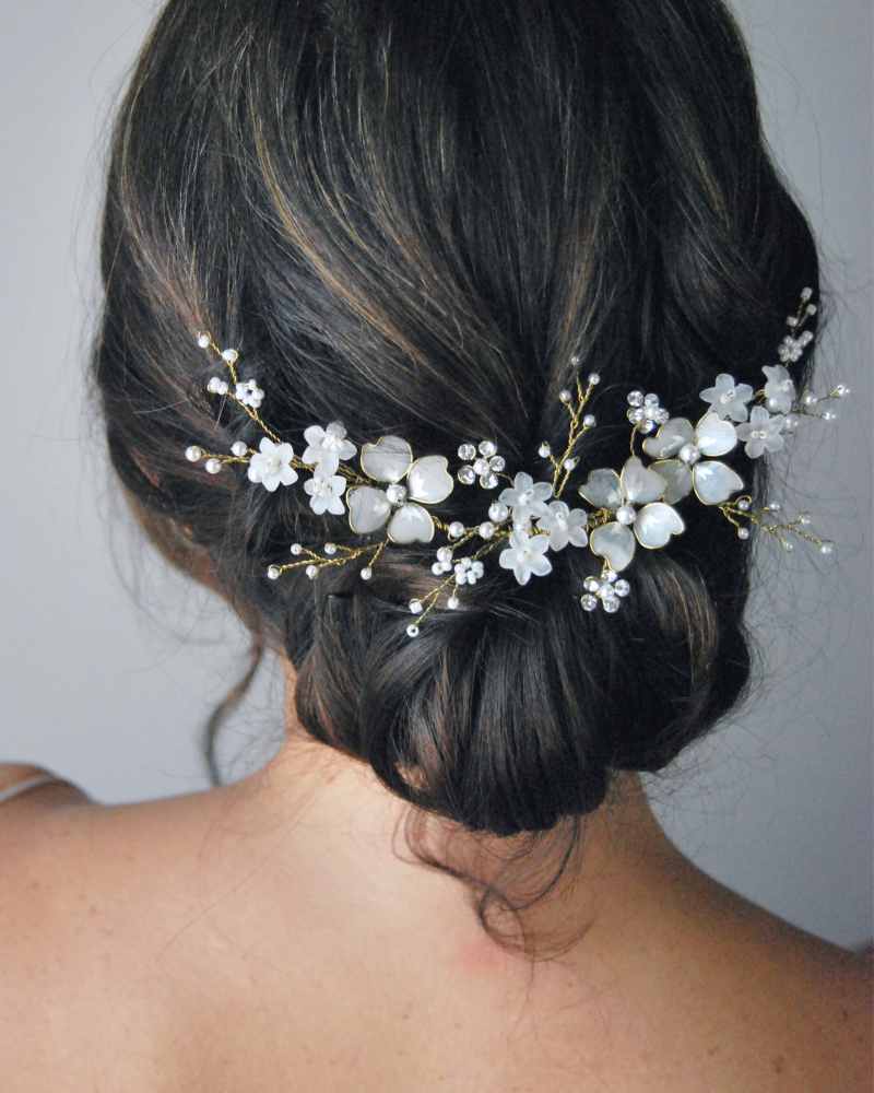 fermaglio bianco fiori frangipane e perle per chignon sposa