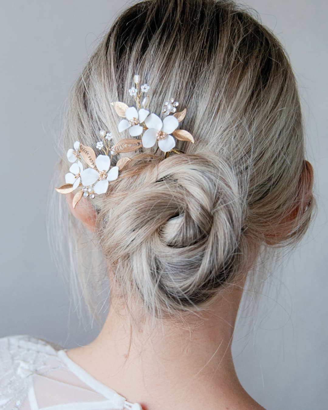 Forcine gioiello Flora Aurea dettaglio - Foglie oro filigrana e fiori bianchi sposa elegante