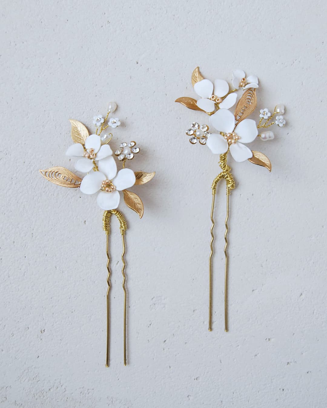 Set 2 forcine Flora Aurea - Accessorio capelli matrimonio oro e fiori bianchi fatto a mano
