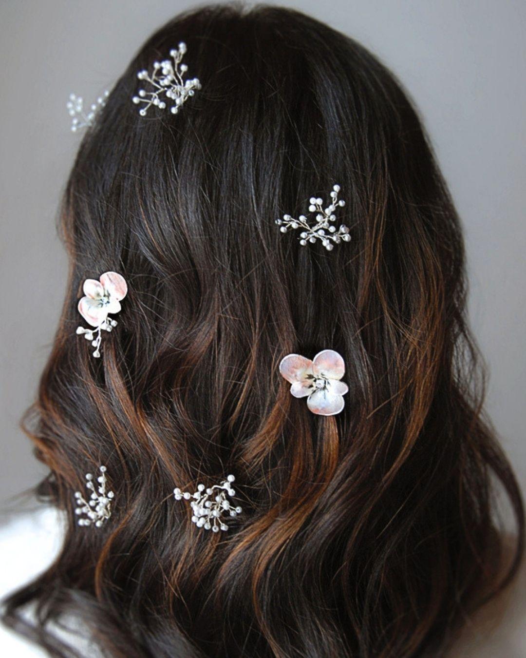 Forcina per capelli artigianale a forma di piccola violetta lilla e lavanda, punto luce Swarovski per acconciatura invitata.