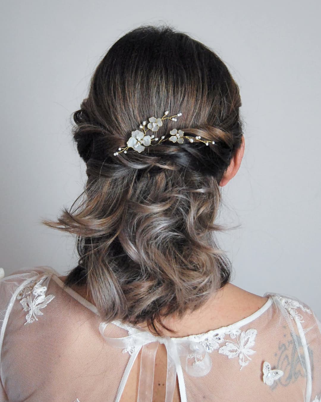 Forcina per sposa minimal con fiori bianchi effetto seta e cristalli discreti.