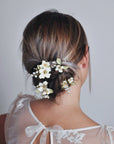 Accessori floreali boho chic con fiori di melo per spose dallo stile naturale.