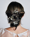 Accessori capelli sposa dal design essenziale e satinato, moderni e naturali.