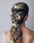 Forcine in stile country chic con fiori e foglie naturali per spose raffinate.