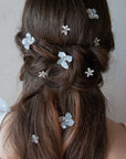 Forcine con cristalli e fiori delicati, ideali per trecce lunghe da sposa.