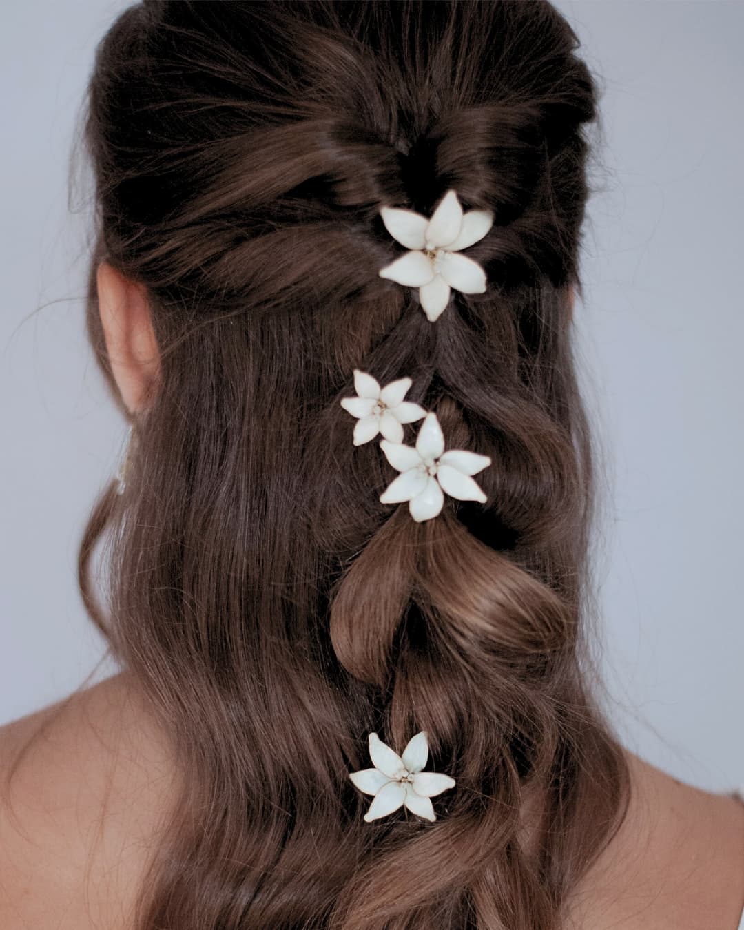 Forcine gioiello sposa Lilium con perle naturali di fiume e fiori dipinti a mano