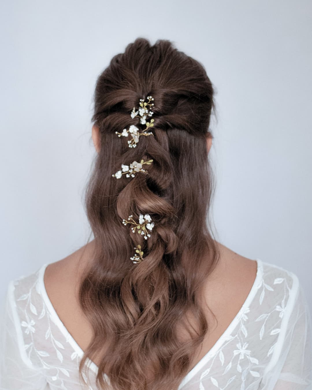 Dettaglio della forcine con perle giapponesi e rami verdi ispirata alla Gipsofila.