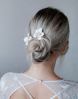 Forcine da sposa con fiore di magnolia bianca, un tocco di eleganza semplice per la sposa moderna.
