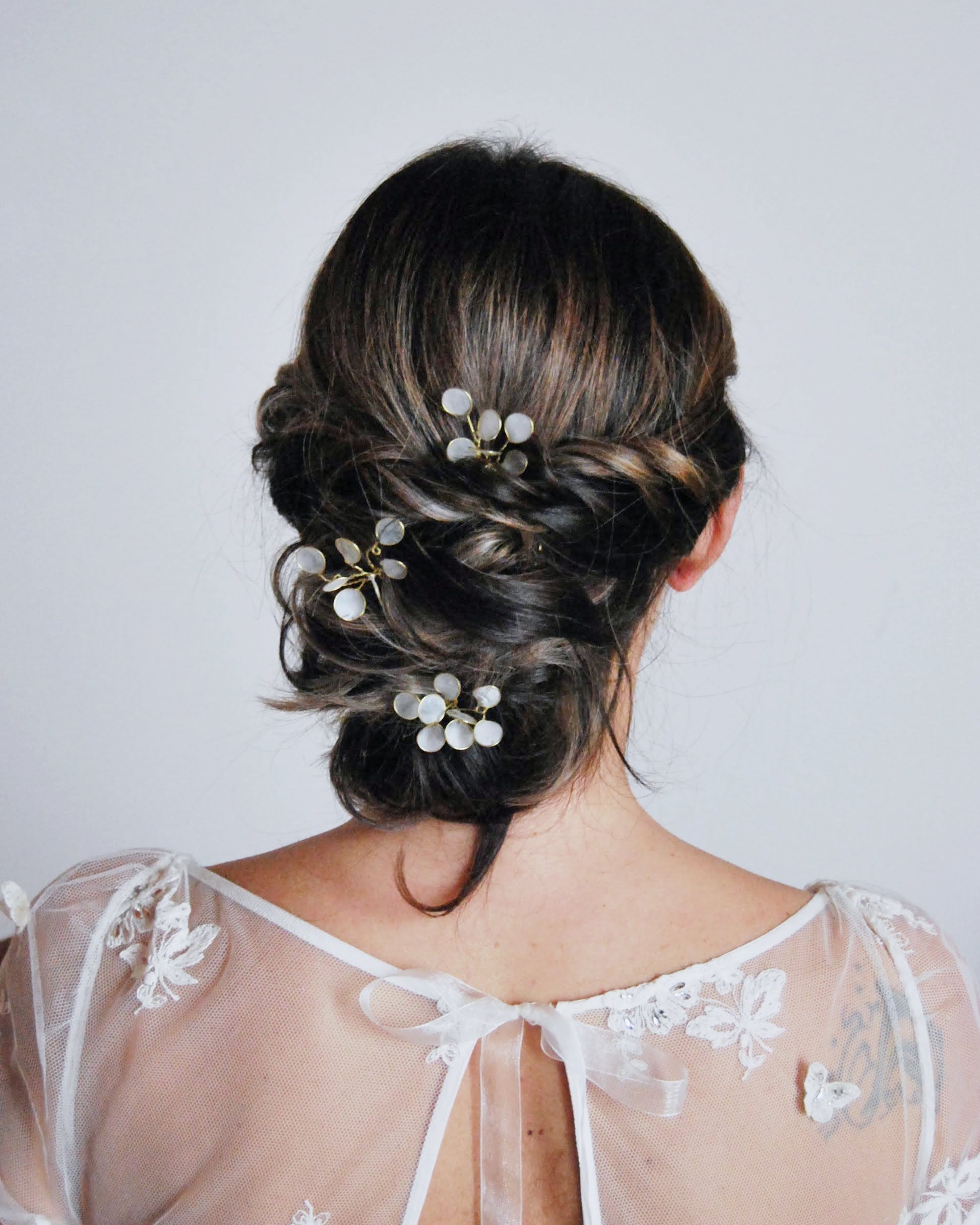 Forcine moderne per raccolti con foglie di eucalipto bianco opalescente.