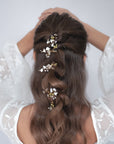 Forcine Nebbiolina per capelli da sposa con fiori di pizzo, accessorio elegante per acconciatura nuziale.