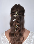 Forcine con fiori di pizzo Nebbiolina per capelli, ideale per completare l’acconciatura da sposa.