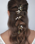 Forcine Nebbiolina artigianali con fiori di pizzo, perfette per acconciature da sposa romantiche.