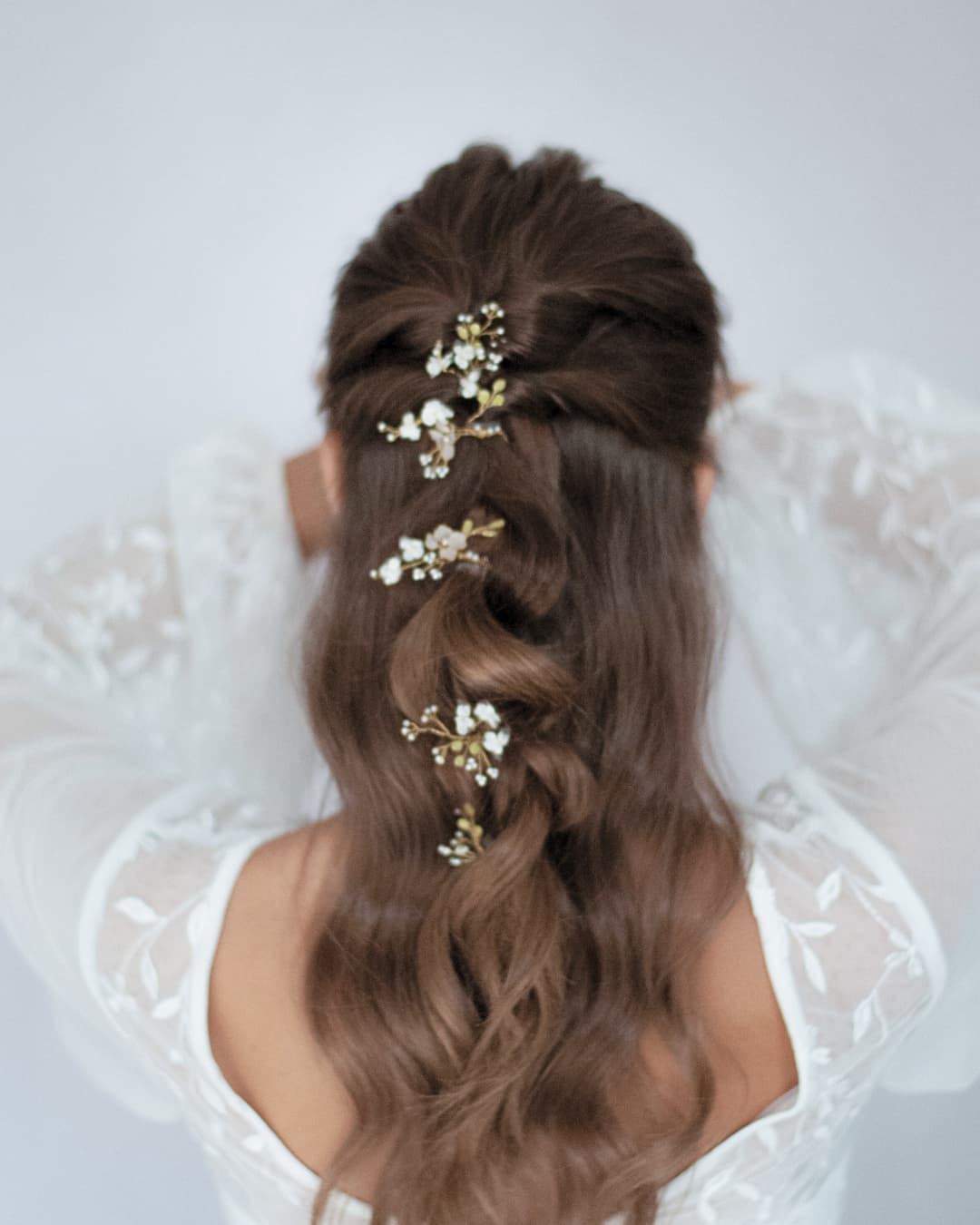 Acconciatura sposa con treccia decorata dal Full Set di 5 forcine Nebbiolina in pizzo francese e perle giapponesi.