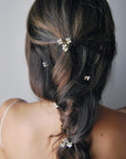 Forcine con fiorellini di cristallo per arricchire chignon eleganti con delicatezza.