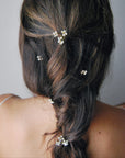 Forcine con fiorellini di cristallo per arricchire chignon eleganti con delicatezza.