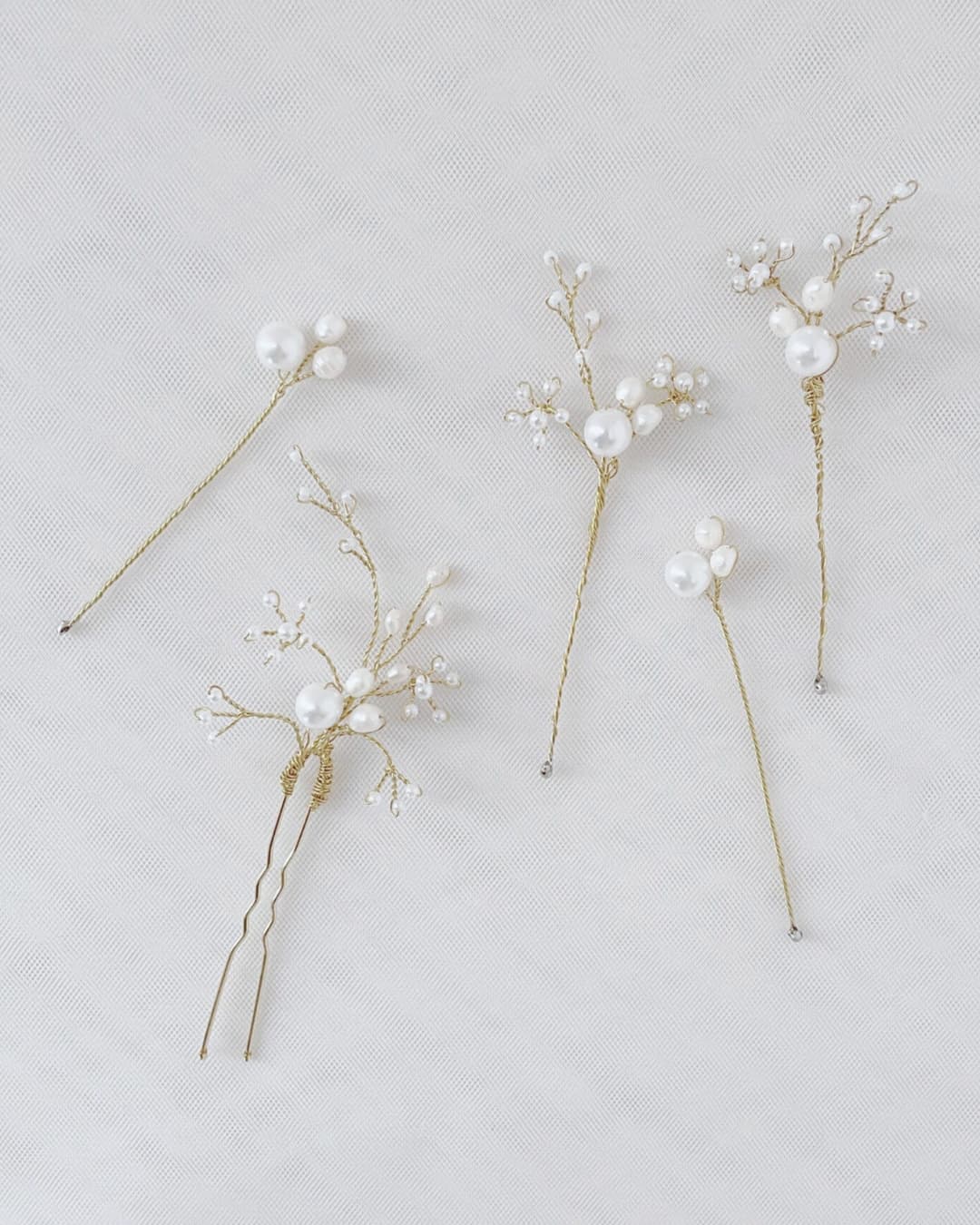 Set completo di 5 forcine sposa con perle naturali di fiume e perle giapponesi su base dorata.