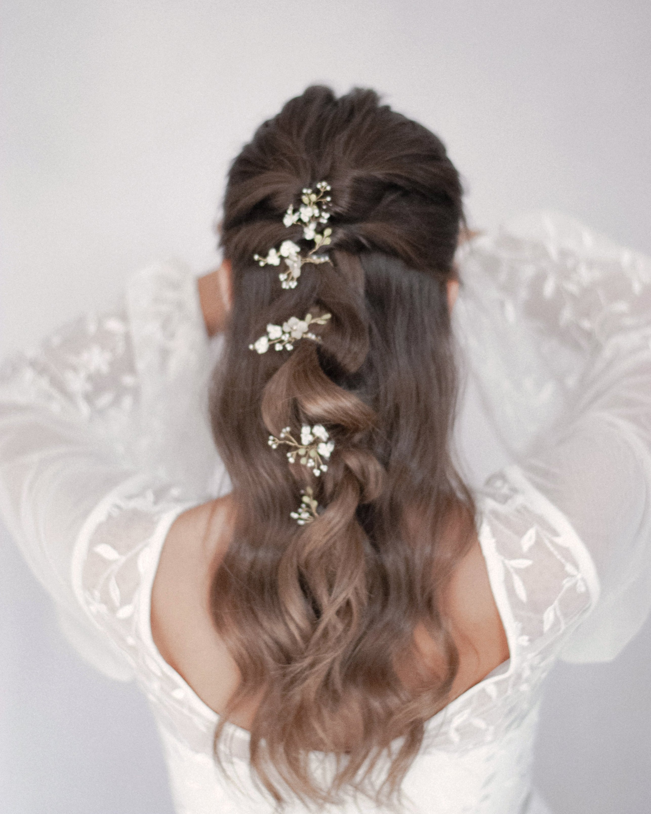 Forcine artigianali Nebbiolina per capelli, con fiori di pizzo, per un'acconciatura da sposa elegante.