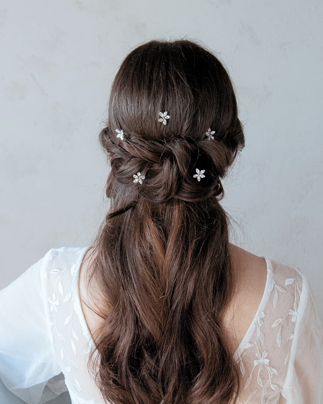 Set di forcine gioiello con fiorellini di cristallo Swarovski® per un effetto luce minimalista.