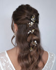 Forcine Nebbiolina con dettagli in pizzo, accessorio ideale per spose romantiche.
