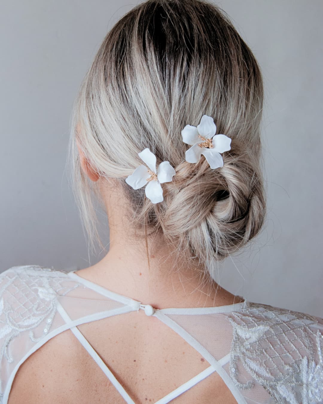 Sposa con acconciatura moderna decorata con forcine Magnolia Regalia