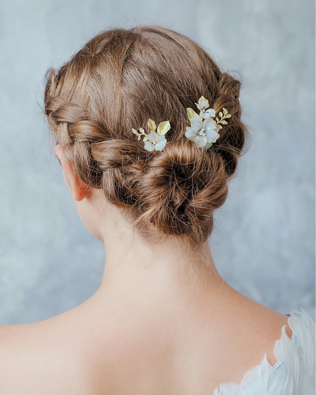 Forcine sposa Azurea con fiori azzurro cielo satinati e dettagli oro per acconciatura minimal.