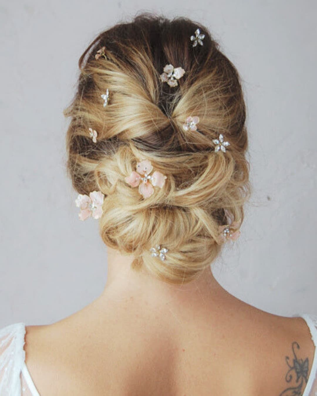 Set di forcine Brillaflora nella variante rosa cipria con fiori semitrasparenti, cristalli Swarovski® e struttura dorata.