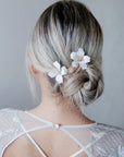 Forcine da sposa con fiori di magnolia bianca, per una sposa che ama lo stile moderno e pulito.