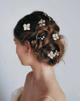 Forcine con fiori di ciliegio, perfette per acconciature sposa boho romantiche.