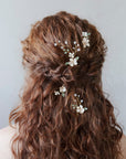 Forcine da sposa con fiori e foglie verdi rampicanti, perfette per un look bohemien e naturale.