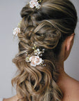 Forcine floreali con rose, per un look da sposa romantico e senza tempo.