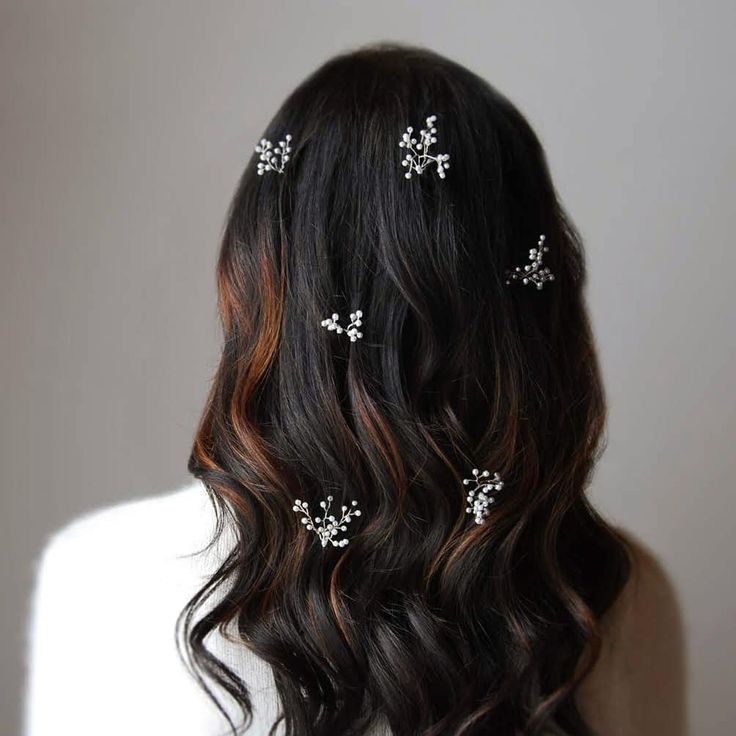 Forcine da sposa effetto gypsophila indossate su capelli sciolti e mossi, per un look naturale e raffinato.