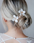 Forcine da sposa con fiore di magnolia bianca, per un matrimonio moderno e dallo stile minimale.