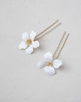 Forcine moderne per sposa con fiori bianchi, perfette per acconciature eleganti e minimali.