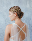 Accessori artigianali con verde botanico per uno stile sposa semplice e curato.
