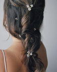 Fiorellini luminosi su forcine perfette per raccolti romantici e look eleganti.