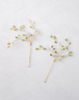 Forcine botaniche con tralci verdi e fiori bianchi, perfette per uno stile naturale.