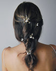Forcine perfette per trecce o raccolti, con perle d’acqua per uno stile sobrio.