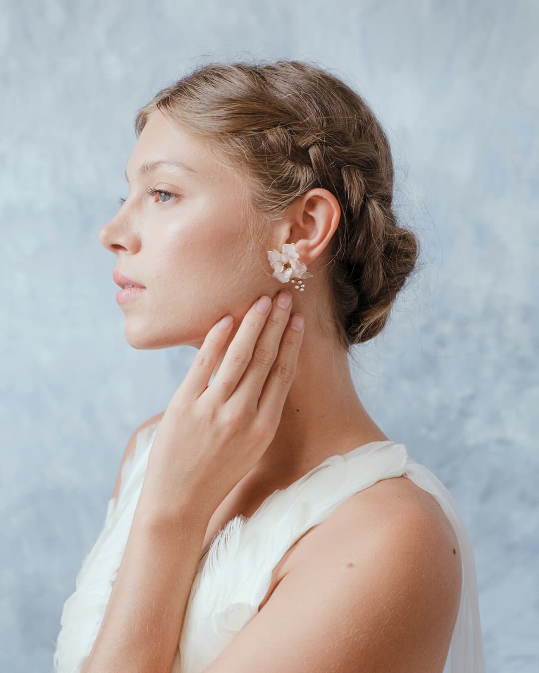 Gioielli artigianali a fiore per sposa - orecchini a lobo lilla con cristalli