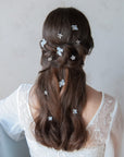Gioielli per capelli sposa con cristalli scintillanti, per un tocco glamour.