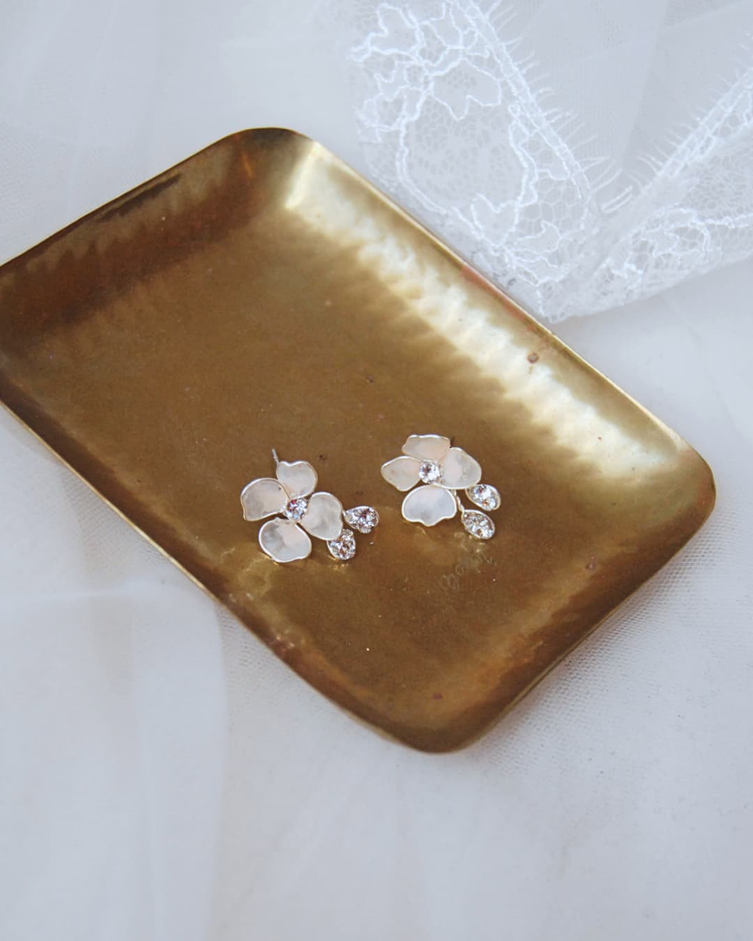 Orecchini a lobo con design floreale e cristalli scintillanti per acconciatura nuziale.