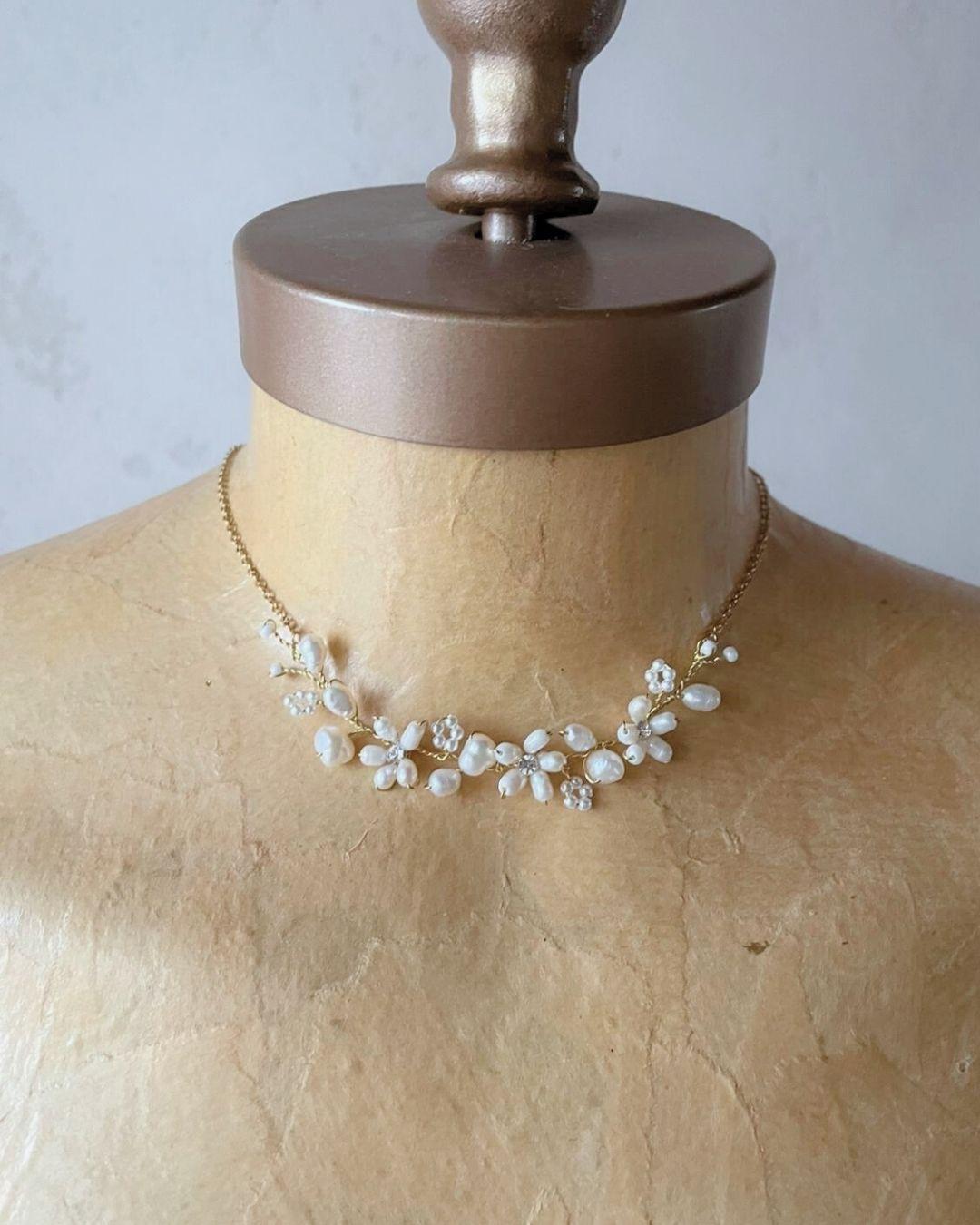 Girocollo artigianale Marguerite con ricamo di fiori in perla e centri brillanti, design botanico per sposa raffinata.