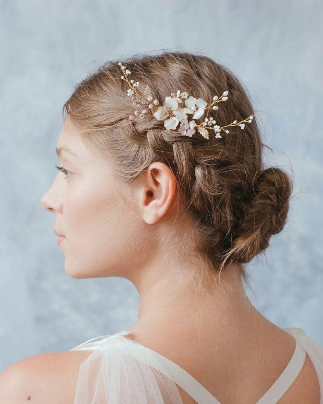 Pettinino Malva Lilla: firma d'alto artigianato con finiture argento per una sposa sofisticata.